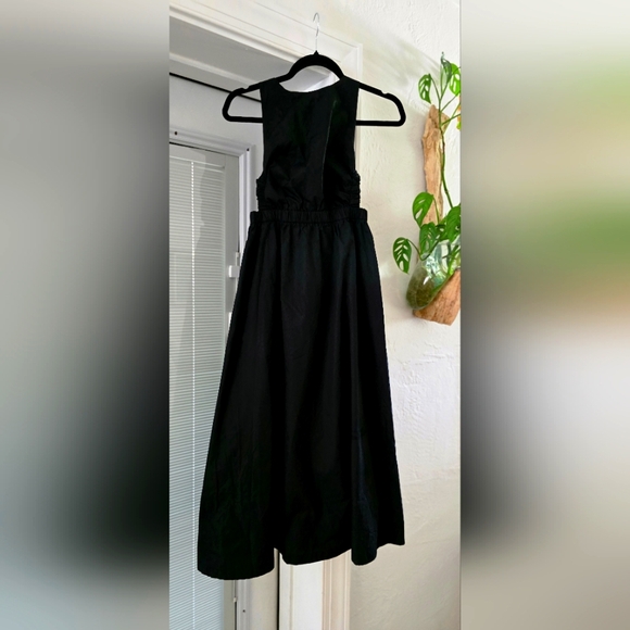 Elegant Black Sleeveless Dress - Picture 1 of 6
